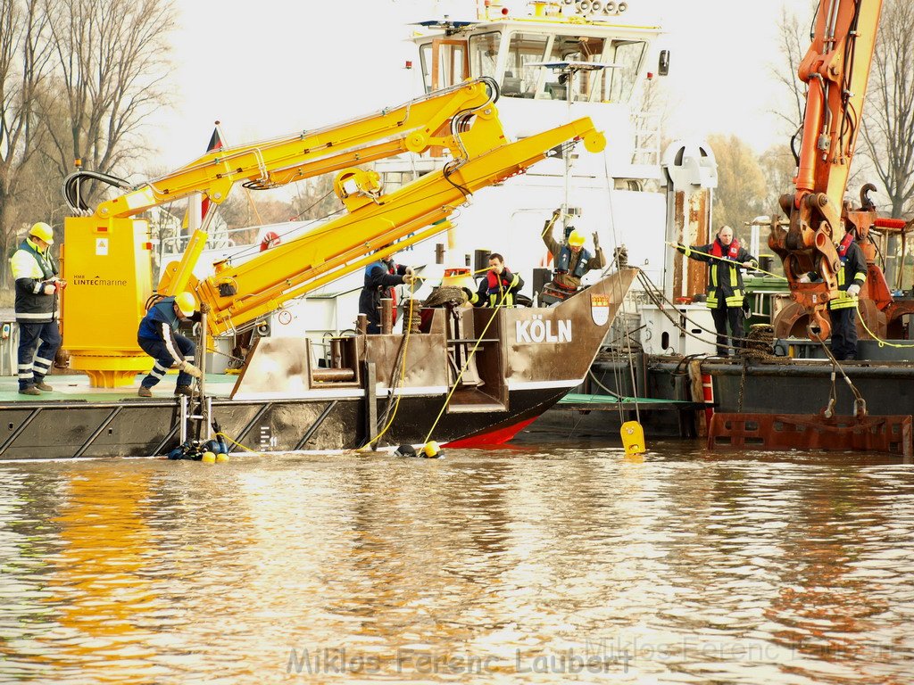 Bergung PKW im Rhein Hitdorfer Fähre P189408.JPG